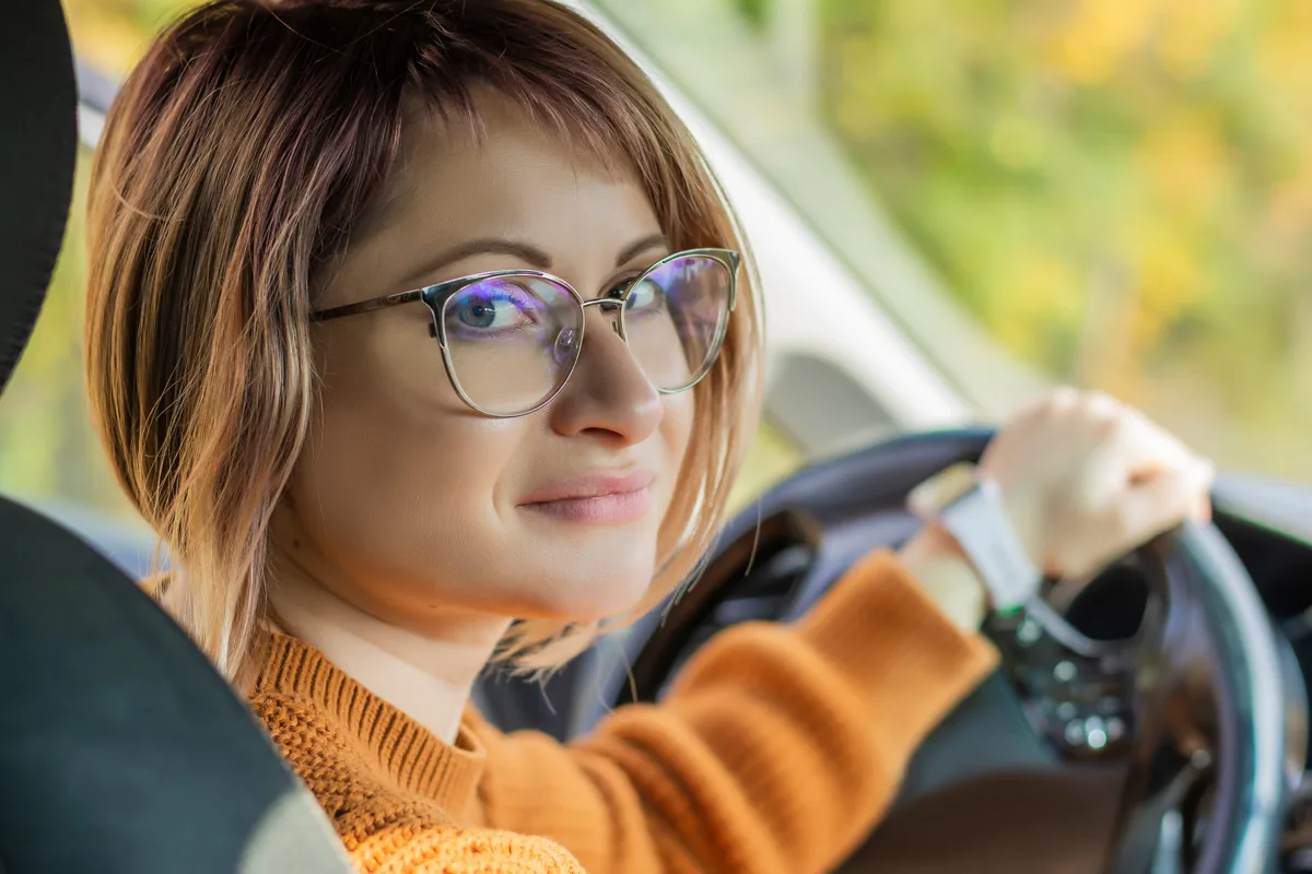 Test della vista per rinnovo patente, Ottica Contin Dolo: donna con occhiali alla guida dell'auto